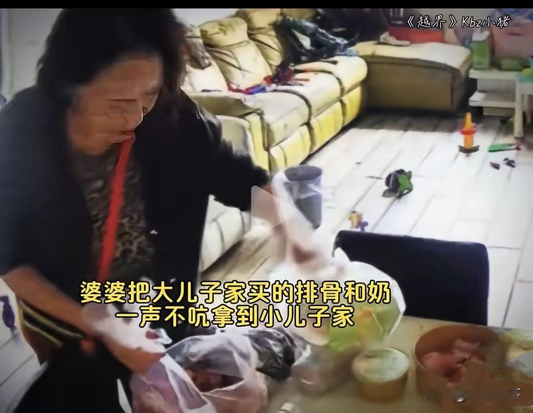 晚上十点，媳妇把婆婆关在门外。任婆婆怎么敲门也不理。老公打电话回来求情：让婆婆站