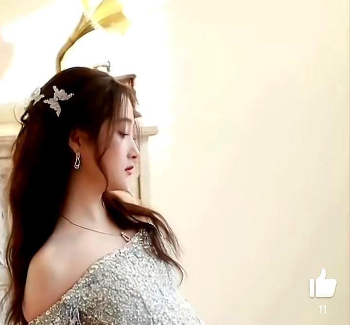 贾玲沈腾关晓彤在王牌勾肩搭背像亲兄妹，为啥拍电影从来不带对方？你看贾玲拍的