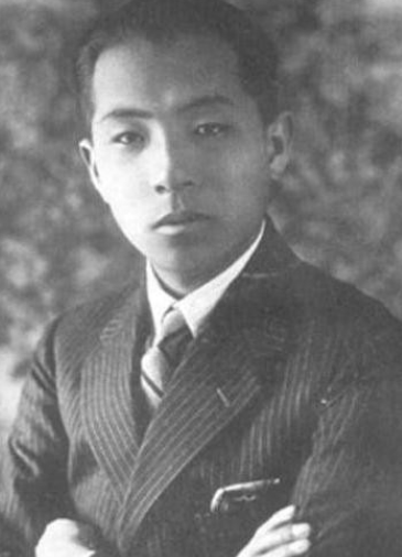 1916年，张学良去找表哥，谁知刚进门，表嫂就把他拽进房间，问他：你喜欢我吗？这