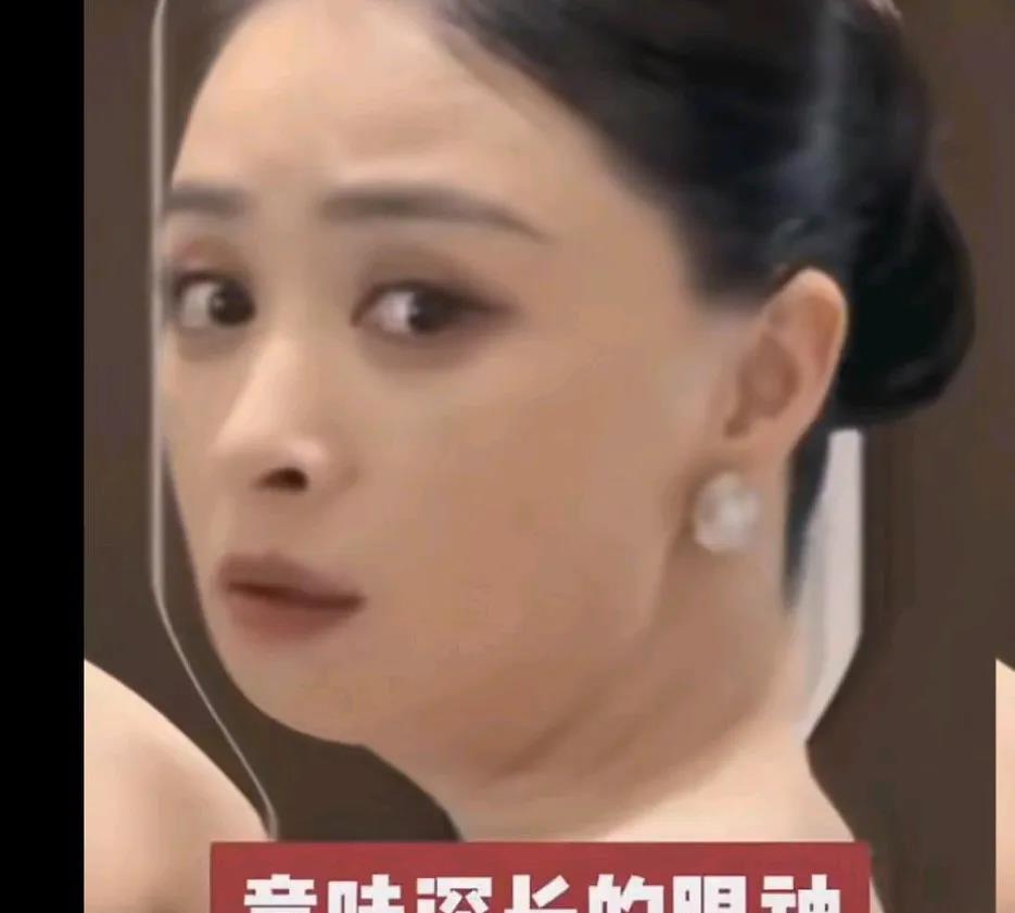 关晓彤一手捂嘴，将欣小心翼翼看了后面，缓缓的把晓彤手拿下。网友说是不是因为手上