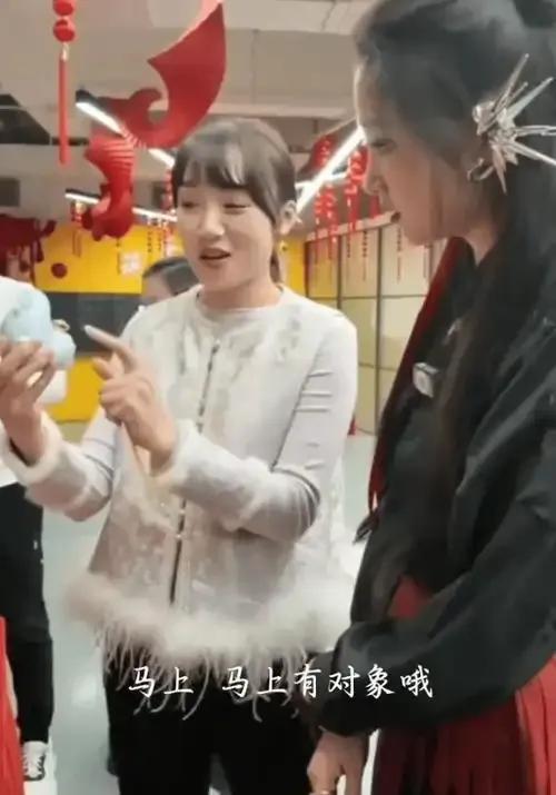 关晓彤婉拒“马上有对象”寓意玩偶！2026年1月29日北京台春晚录制期间，工作