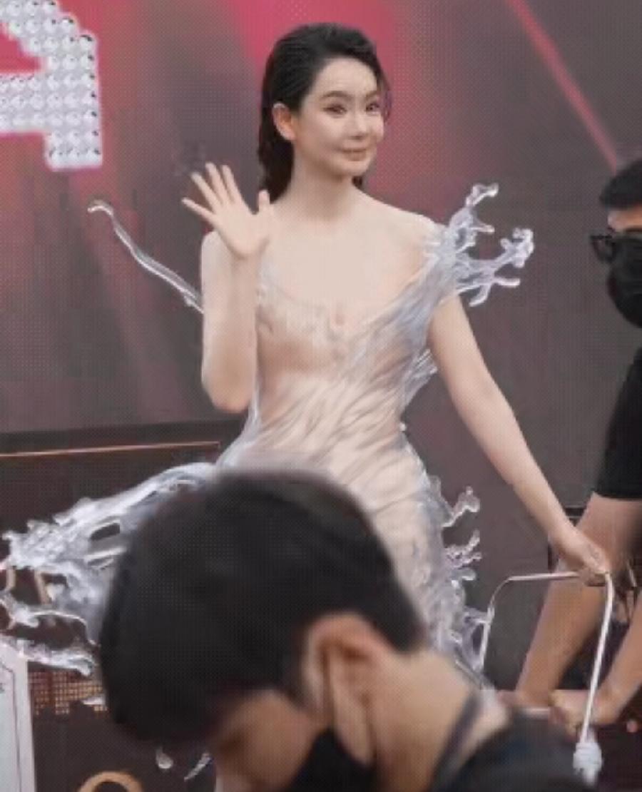 为什么戚薇明明知道16公斤的裙子走不了路、坐不下，还要硬穿去芭莎之夜？