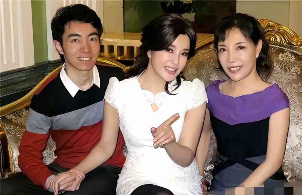 刘晓庆和自己亲妹妹和外甥的合影来了。还真有点像，看不出来她们的年龄！