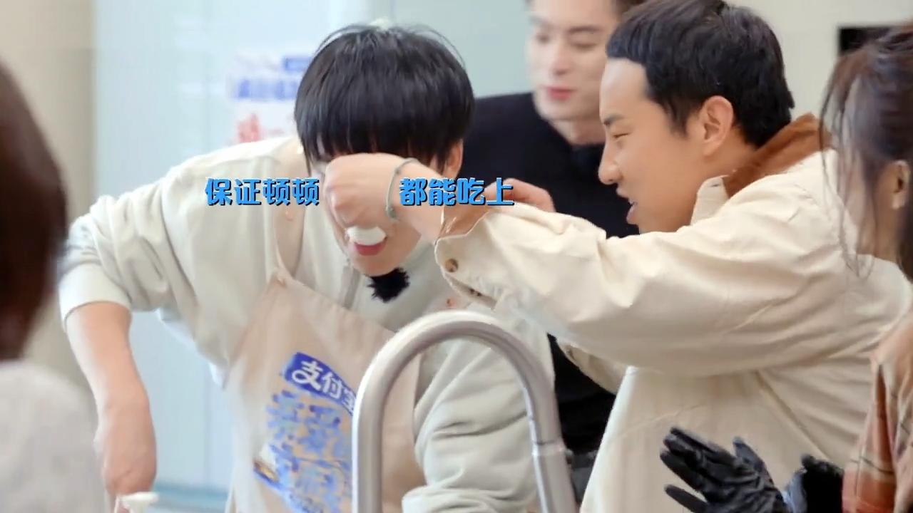 终于知道为啥那么多人，都说徐志胜的综艺感快赶超杨迪了，看他对吴泽林做的这1个