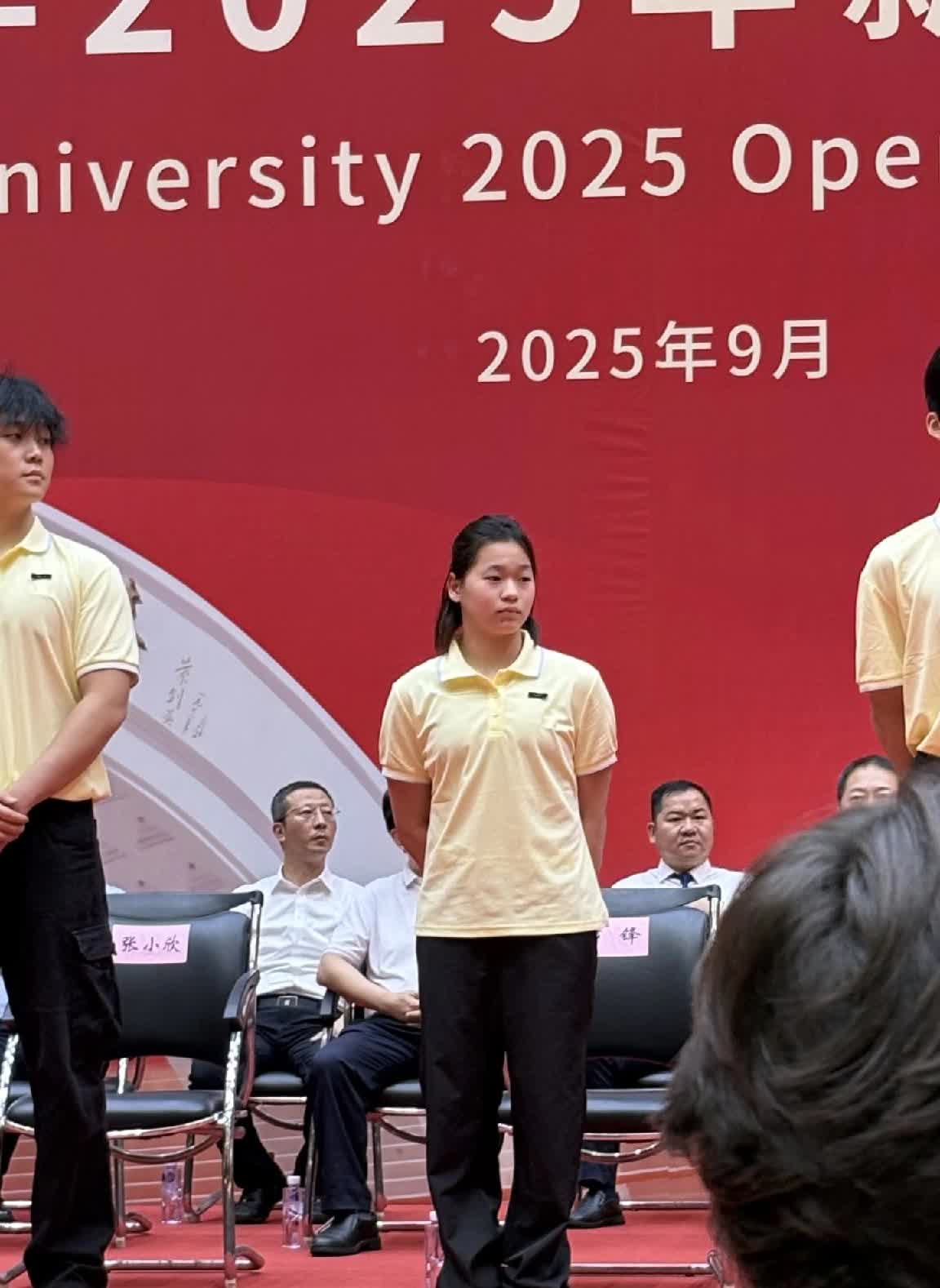 今天全红婵参加开学典礼，我没哭。她穿着校服站在台上的时候我也没哭。当发现她