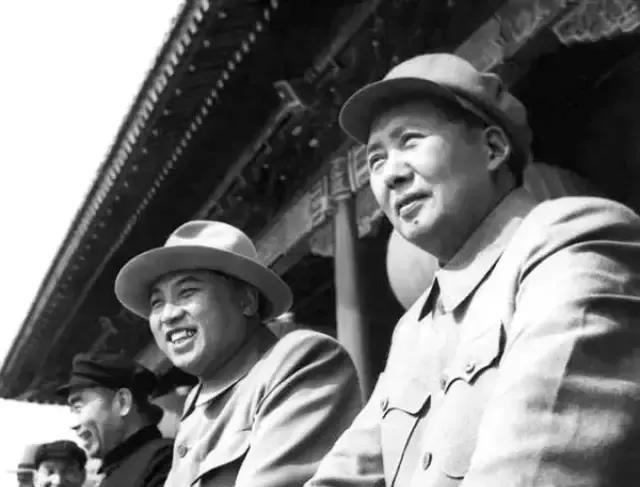 1954年10月1日，毛主席、周总理陪同来访的金日成在天安门城楼上观看我国国庆大