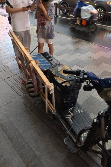 6月2日下午4点半左右，沈阳中街发生了一起令人揪心的意外。和朋友同打一把伞的女孩