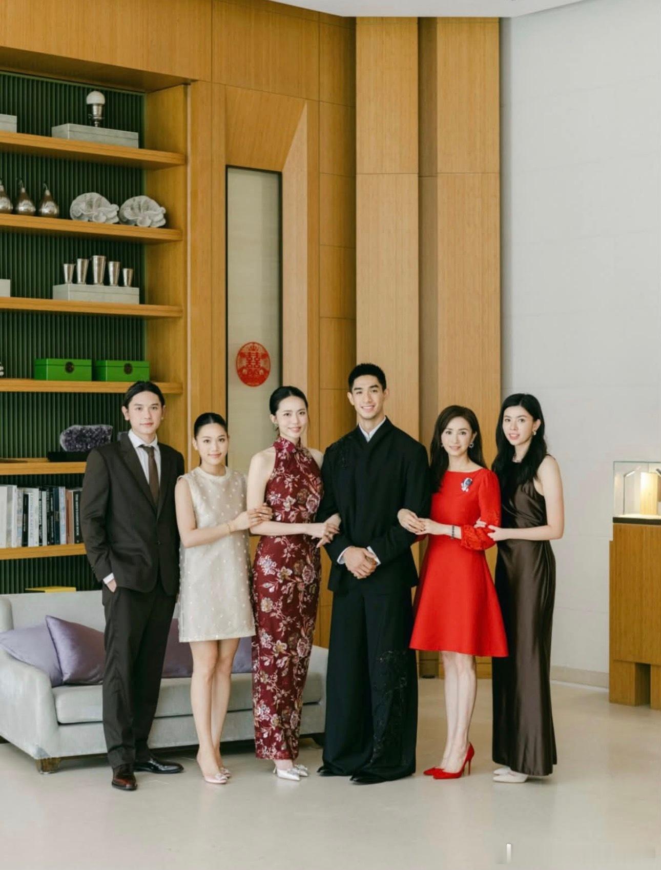 前港姐吴婉芳的二儿子结婚婚礼，她大方和张学友现场献唱，张学友非常讲情义，全场以