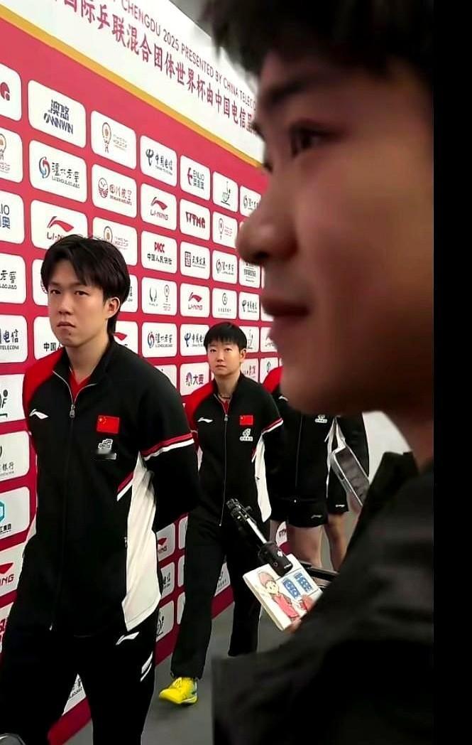 曹魏草莓熊吗？他咋进来采访楚钦了成都混团赛后，队友曹魏客串记者采访王