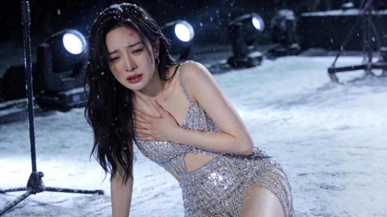 于文文2℃低温穿薄衣商演晕倒，担架抬离现场！24小时跨城赶场引全网怒批2月