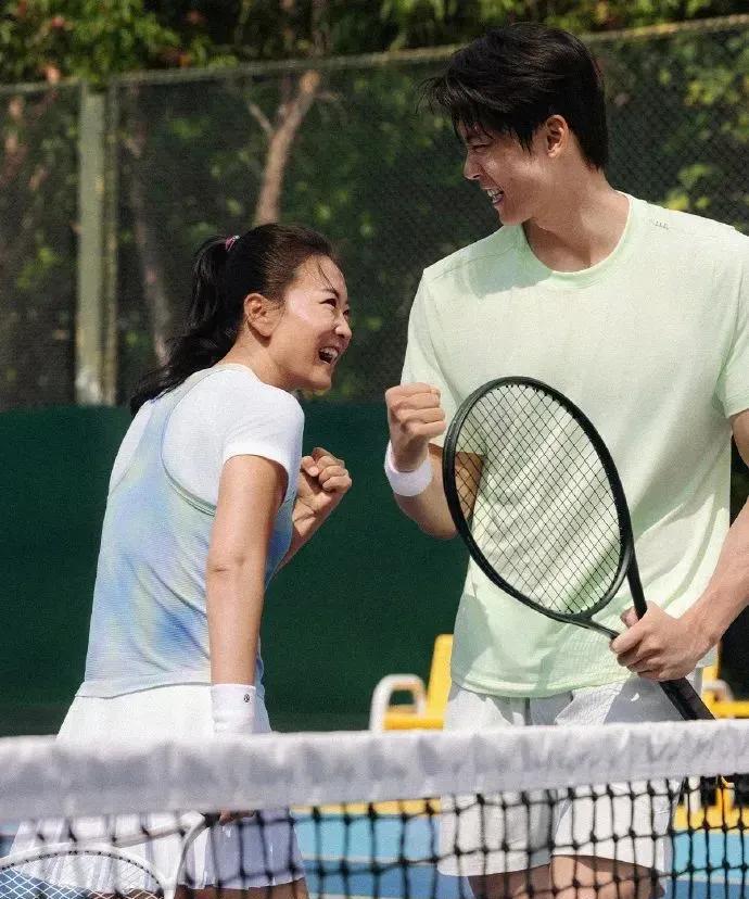 贾玲又美翻了！不嫁人，不拍戏，也不做导演，你想干啥？她一身运动装，和游泳健将打网