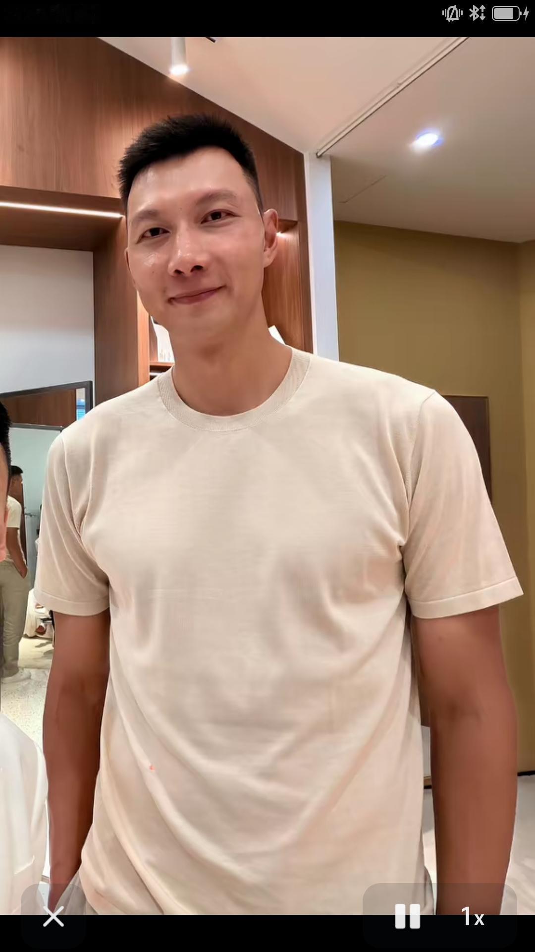 近日，中国男篮名宿，前中国男篮核心易建联更新社媒，出现在公共视野中。很多球迷看后
