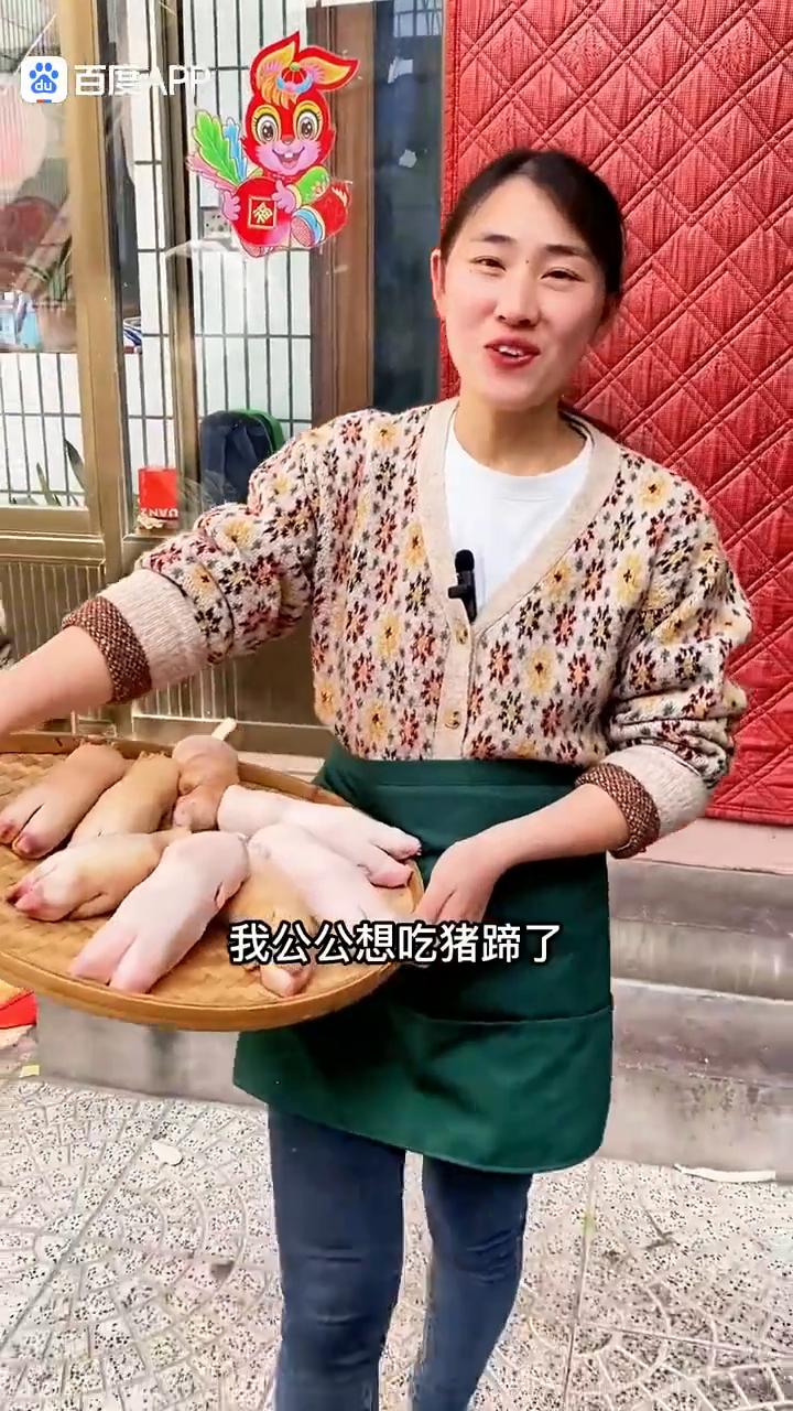 酱香猪蹄。我公公想吃猪蹄了，今天去市场上24块钱一斤，多买了几个。今天做一锅他
