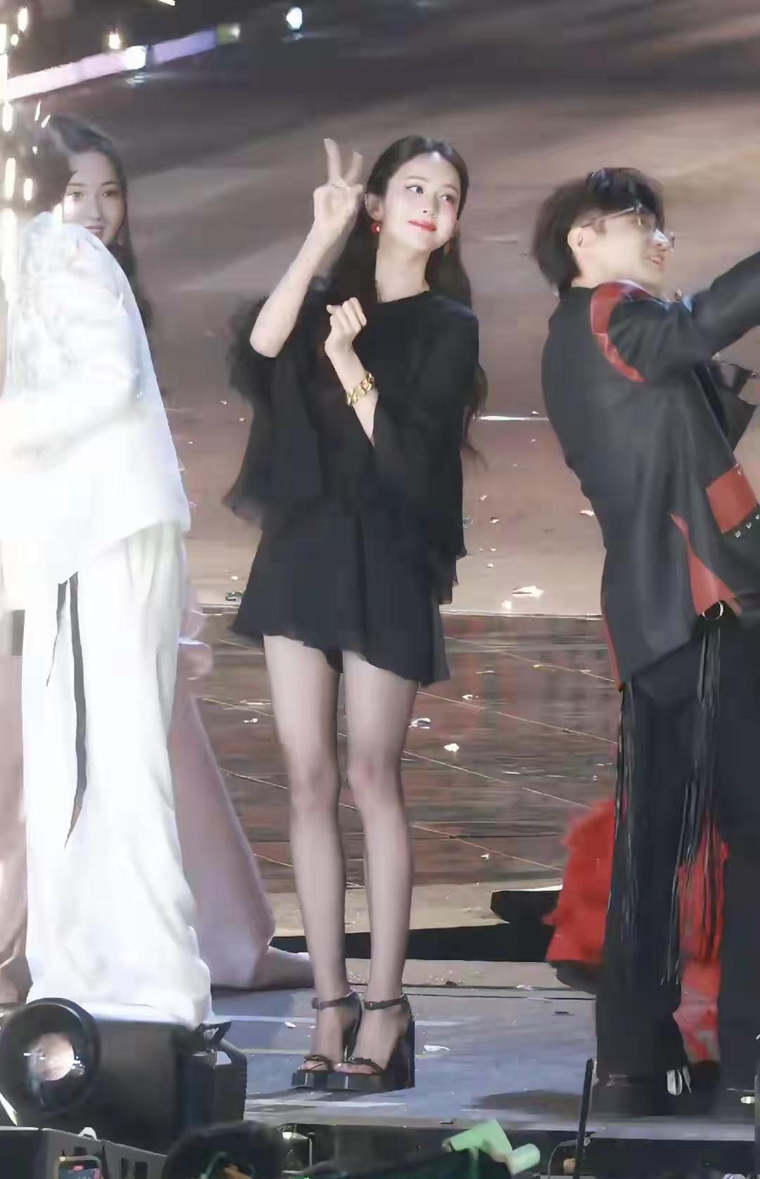 古力娜扎难得一见的黑丝穿搭？好瘦我的天，上镜都瘦成这样，现实中不敢想有多瘦，