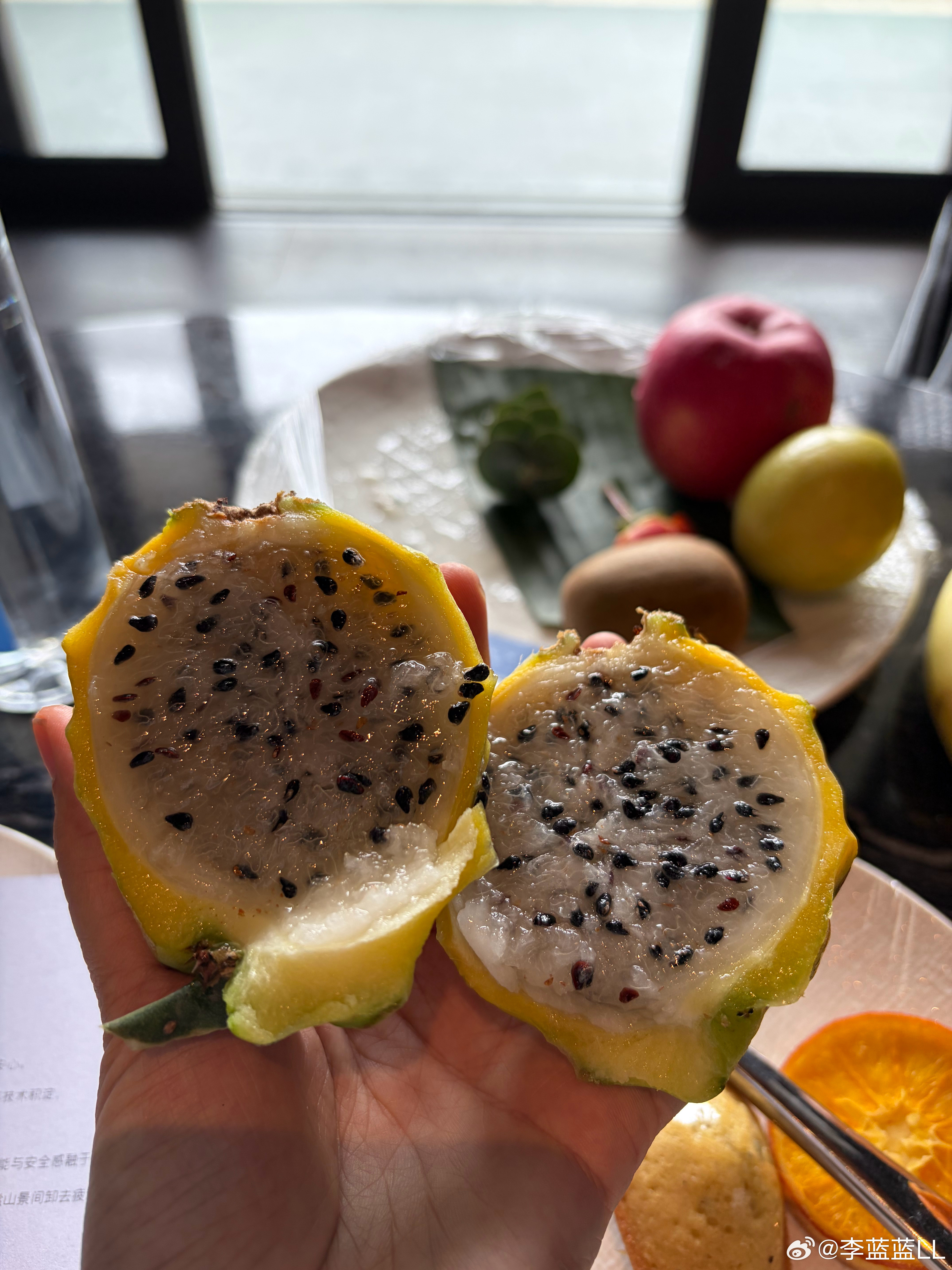 魏牌的果盘还挺精致。你们知道这个黄色的水果叫什么吗？看着有点像火龙果？