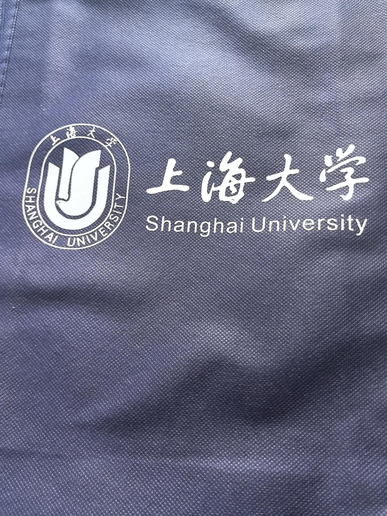 最近因工作原因在大学里培训，正值毕业季，校园里很多学生都穿着学士服、硕士服三五一