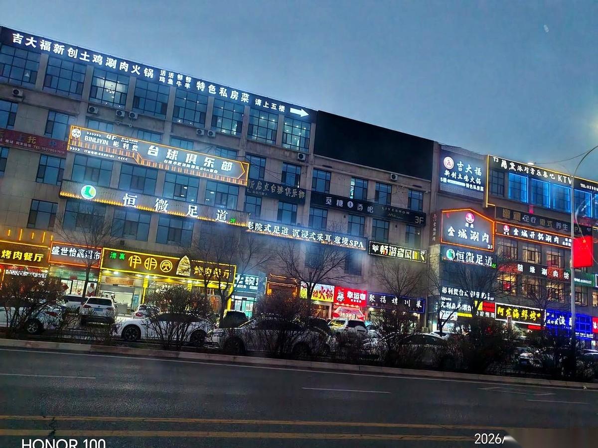 一步踏进京都茂，我差点被声浪顶出来。谁跟我说兰州新区没人？眼前这十五万大学生一