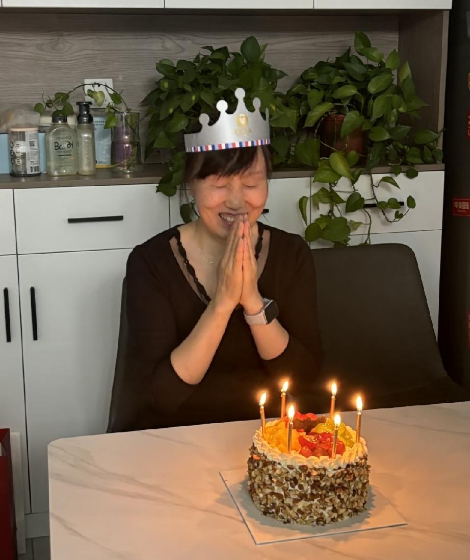 闺蜜婆婆退休金4800，每月给她3000交房贷，上个月20号她婆婆生病，这个月就