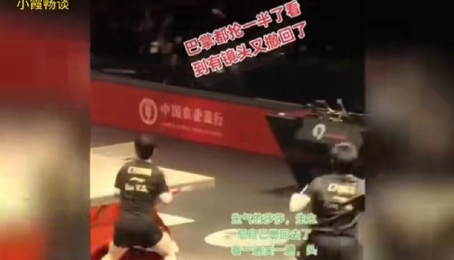 孙颖莎手都抬起来了，王楚钦球下网还翻白眼，她真想一巴掌拍他后脑勺。镜头一晃，手