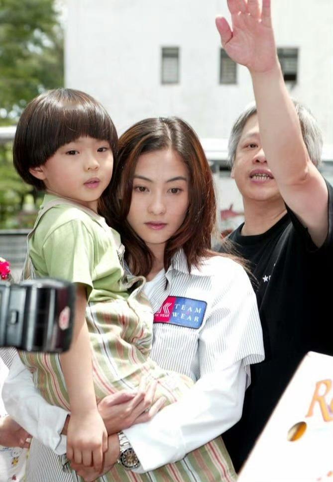 03年电影《忘不了》开机仪式上的张柏芝温柔妈咪​​​
