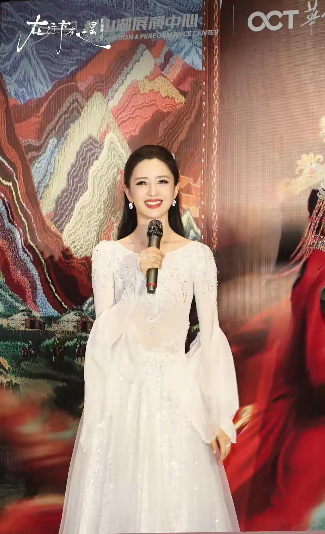 佟丽娅广东演出！一袭“白裙”亮相，42岁状态极好每一帧如同仙女