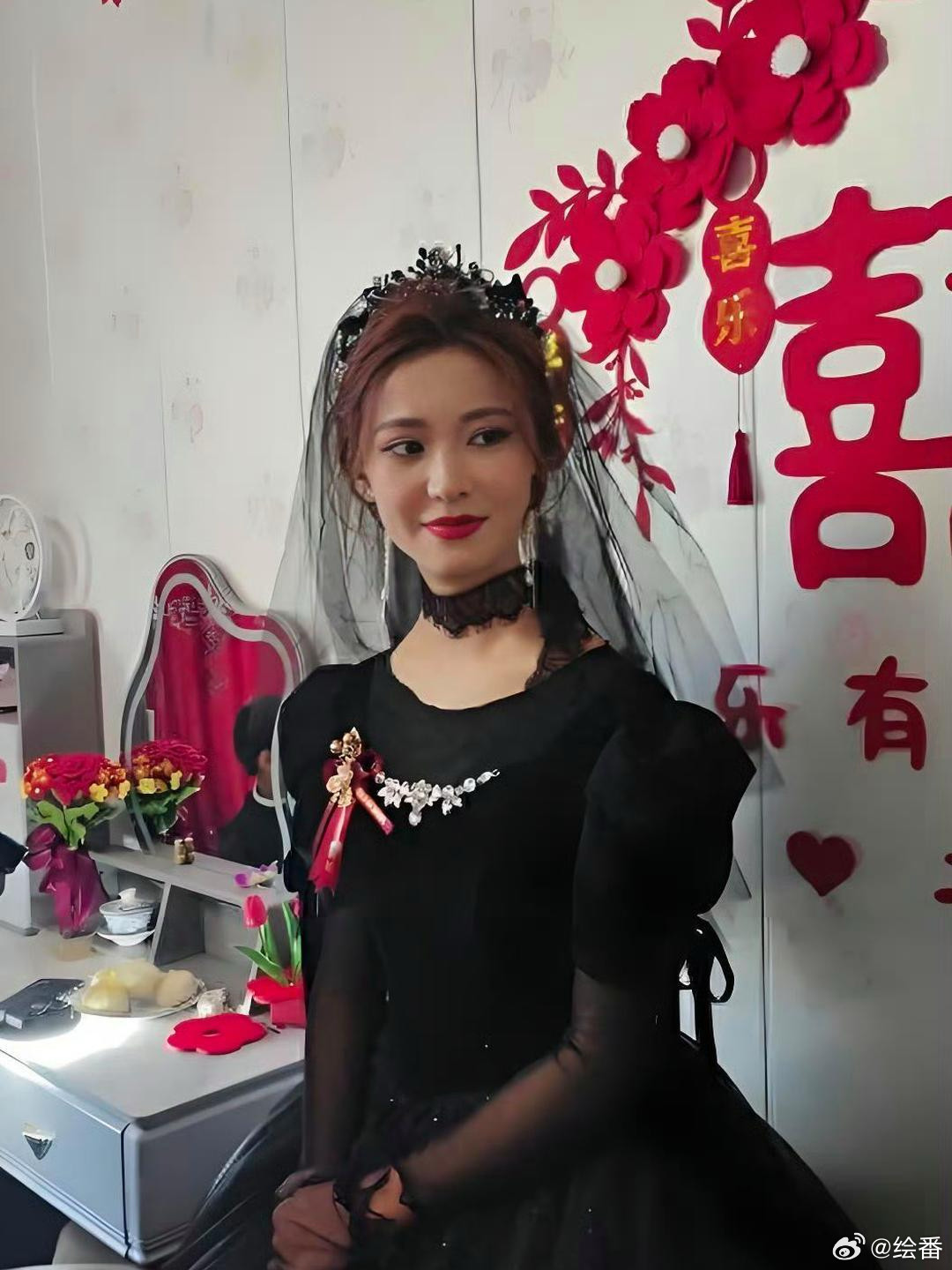 8w彩礼换来新娘执意穿黑婚纱举行婚礼，新郎怕触霉头全程压力山大，父母不敢反对怕伤
