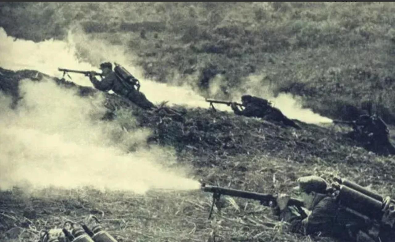 1979年，越军暗堡久攻不下，他扛起20公斤喷火器，走到连长面前，请战：“连长，