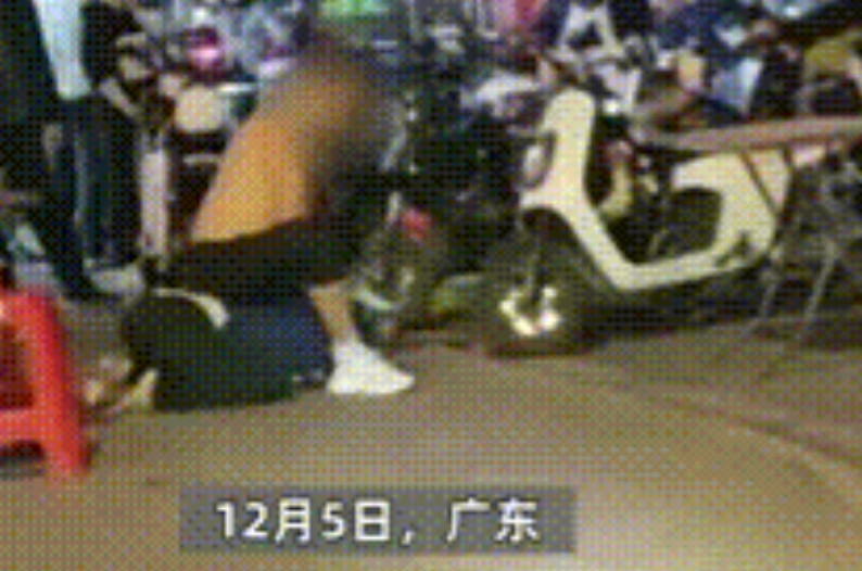 “你<em>给我跪下</em>！广东，一男子因自认为老人打电话声音太吵，随即上前叫老人<em>跪下</em>，并骑