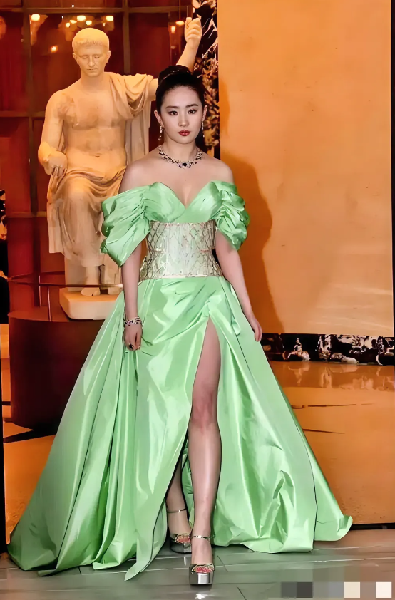 刘亦菲，170cm，最耀眼的就是胸前的痣子，一看就是富贵之人！