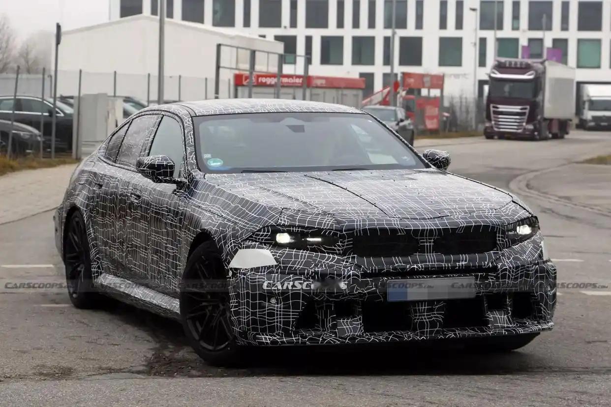 宝马这新款M5的伪装车可真会演！别看它贴着膜，仔细一瞧，它的“双肾”格栅好像变乖