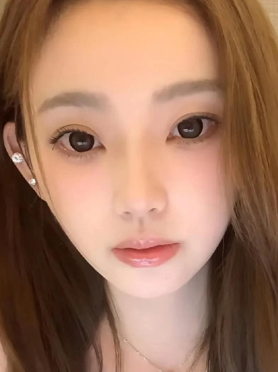 懒懒的直播间笑容越来越少。眉间总藏着心事。陪王思聪海外逍遥的镜头里，她挽得再