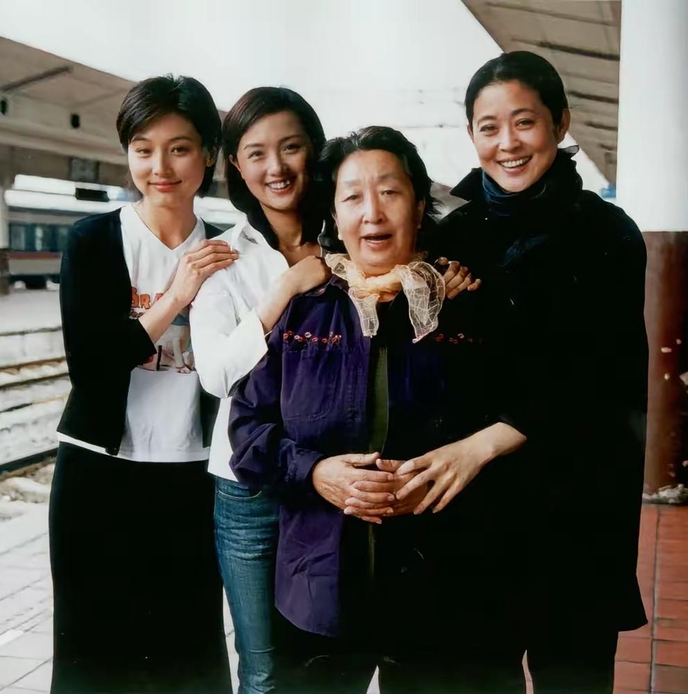 这张4人同框旧照，我一眼就认出了凤眸灿亮、笑靥如花的朱媛媛与柳眉杏眼、樱唇榴齿的