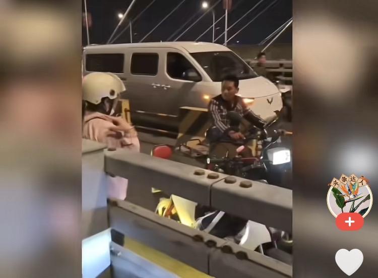 生命戛然而止！健康为何轻生？12月18日晚上，一位面包车司机跳江轻生。我们从