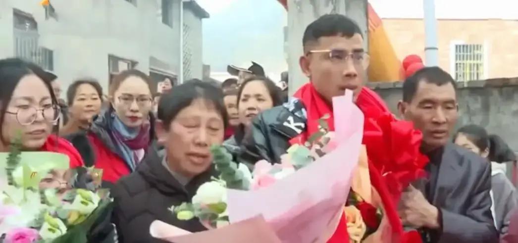 1988年，25岁湖南女子与丈夫吵架，赌气抱起2个月大的儿子，跟邻居外出打工。谁曾想，1个月后，女子