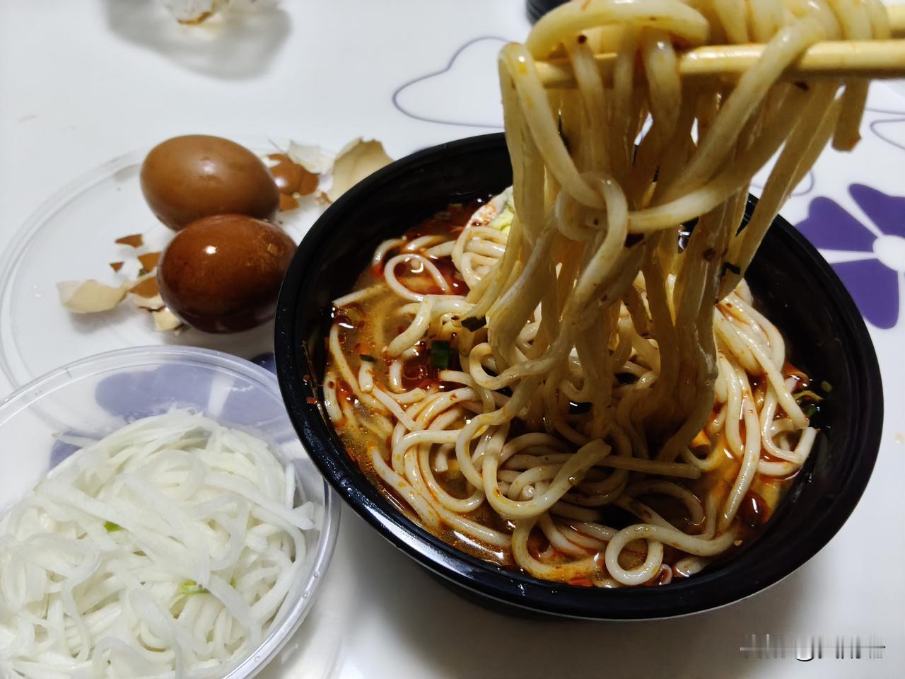 今天平台又送了18块钱的优惠券，花了1.3元这一个牛肉面套餐，这个套餐包括牛肉面
