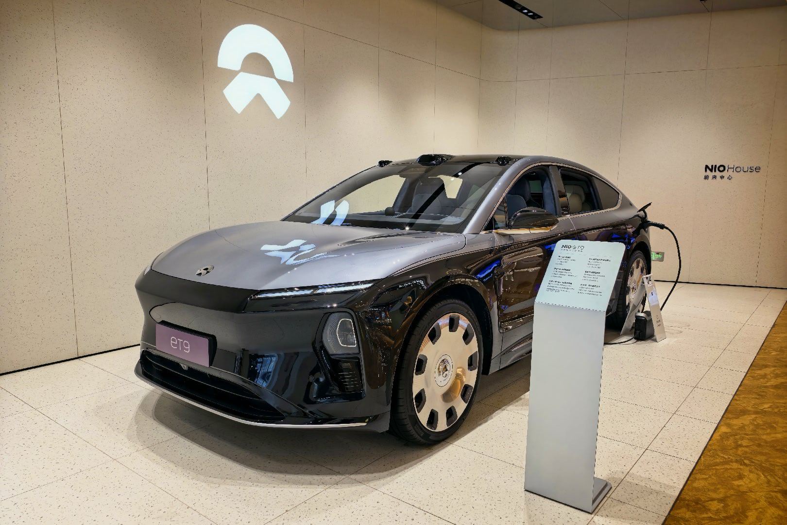 在店里看到“蔚来ET9地平线特别版｜拂晓黎明”了，设计太高级了，综合颜值同级全球