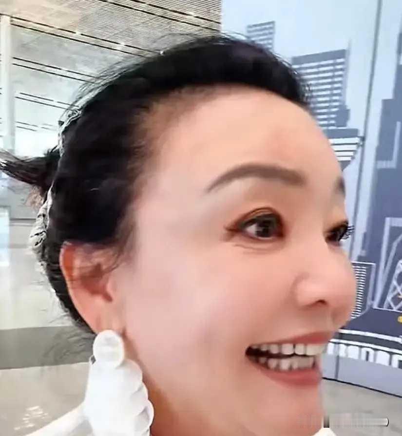 兰姐低调外出学习AI，年过六旬依旧紧跟时代，不愧是人生标杆，真是活到老学到老。