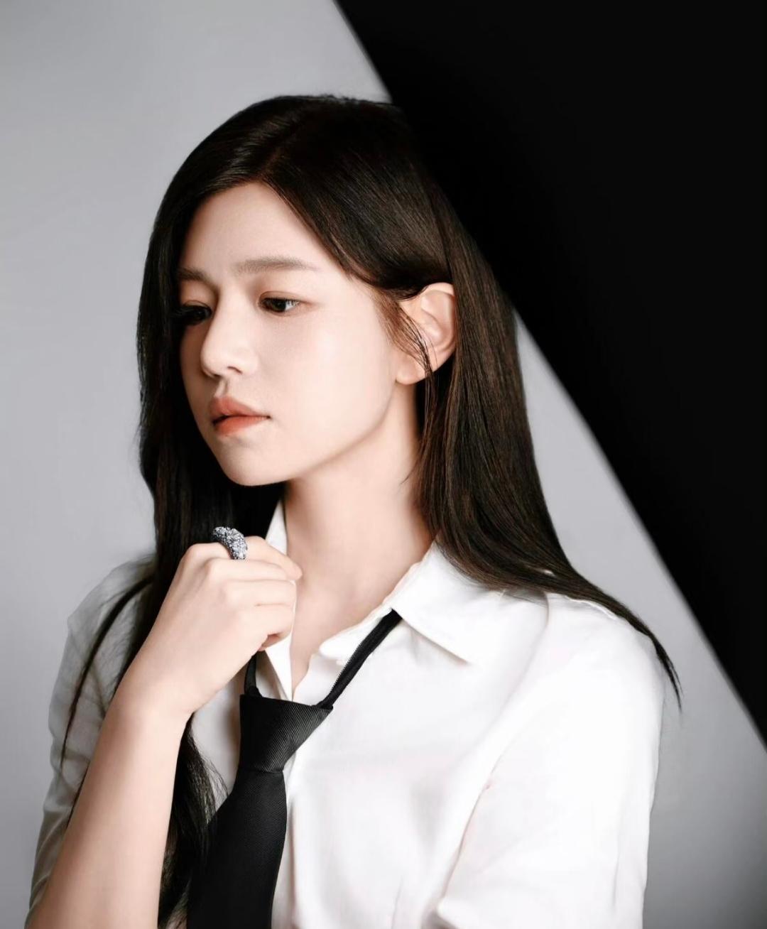 离婚后的陈妍希，终于过上了好日子《狙击蝴蝶》刚刚收官，这波“姐弟恋”的甜蜜风