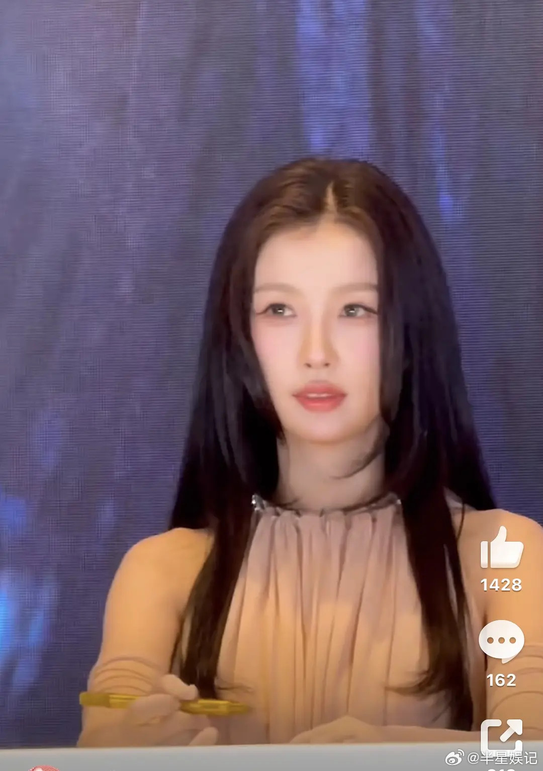 虞书欣签售会，这是一点儿也不敢把头发撩开啊