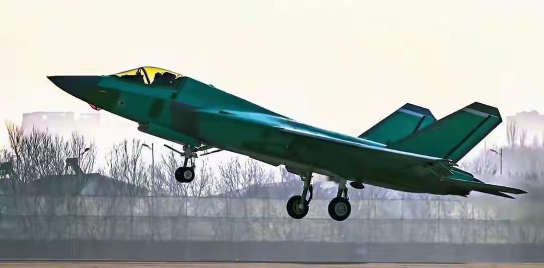 【歼35量产全面加速，海空换装与外贸出口三重引爆！】近期，中国第二款五代战机歼