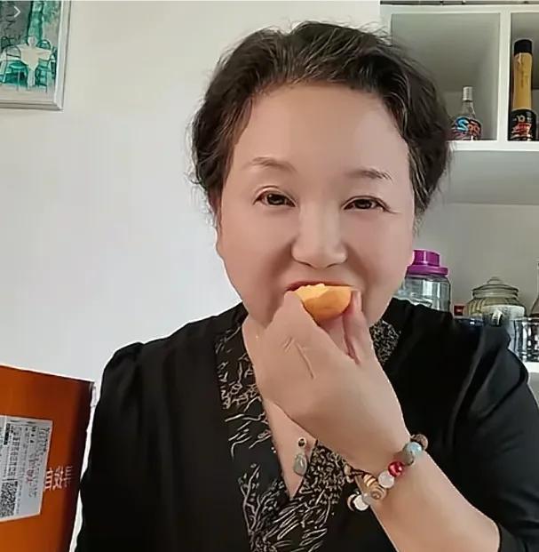 杜大娘今天发小作文，卖油蟠桃！奇怪的是，大娘卖的油蟠桃，与堂嫂的不是一家的货