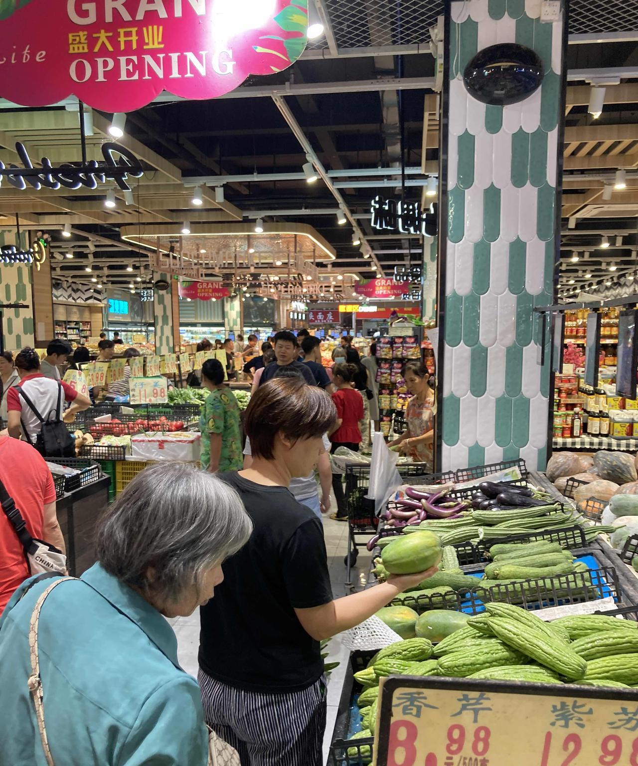 下午4:30广州城中村的街道发了通知，晚上9:00商店不准营业，车不可以上路，全
