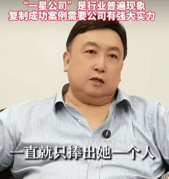 导演王晶谈及赵露思与经纪公司解约一事时表示，演员与经纪公司闹翻多因利益。他认为，