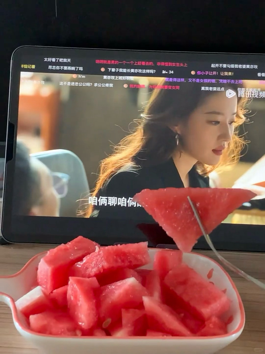 这个西瓜是来报恩的吧，好甜好脆好多汁水太新鲜了啊啊啊，玫瑰吃瓜不？这个瓜嘎嘎甜[