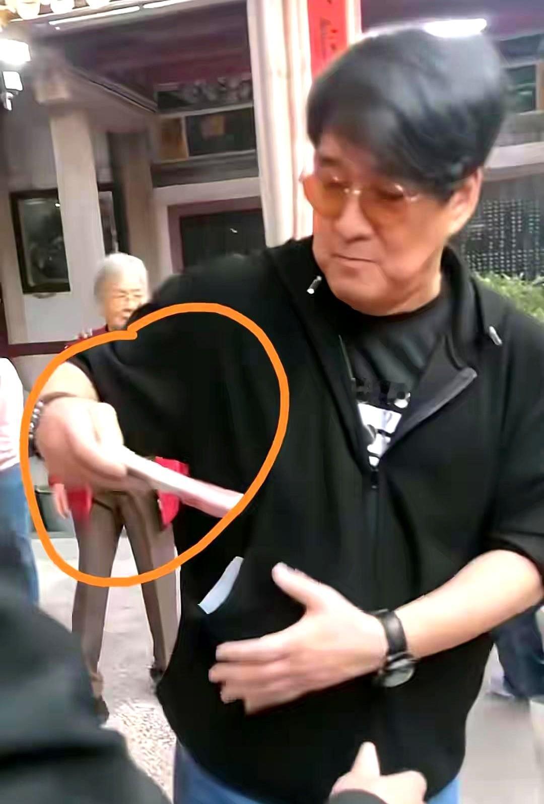 周华健回乡发一万红包，这事儿闹麻了。64岁的周华健回老家广东汕头祭祖，拍了大