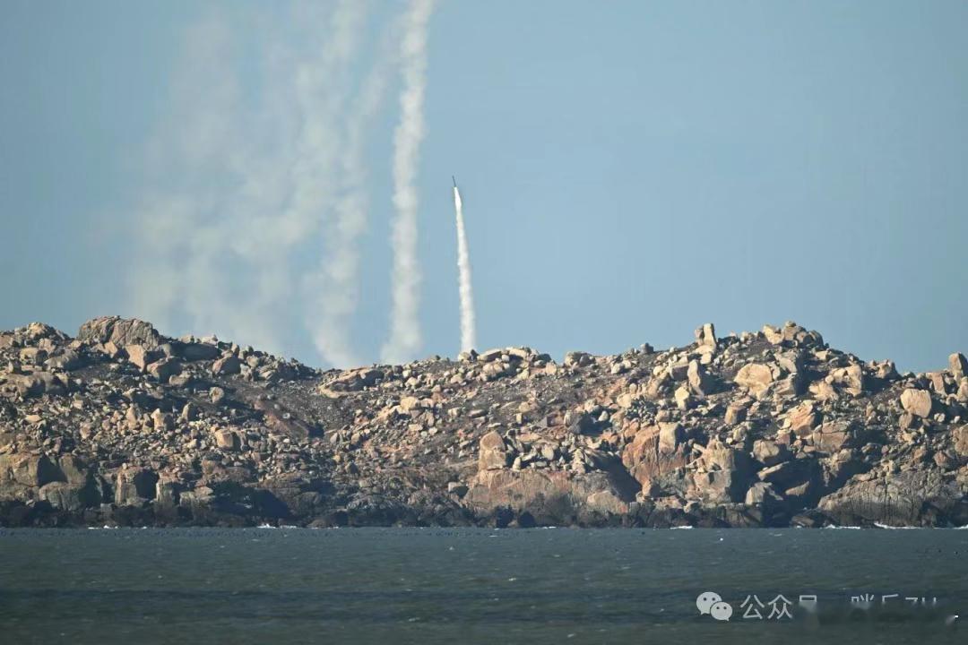 《法新社》发挥依旧稳定：火箭弹拍出弹道导弹即视感！来看看法新社记者拍摄的我军火箭