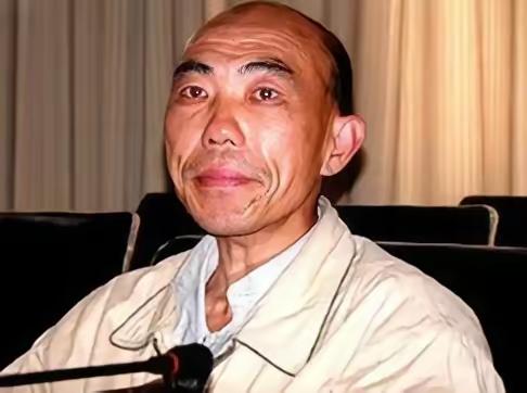 胥敬祥。1991年，他是河南鹿邑县一个老实巴交的农民。就因为在酒桌上脱了件外套，