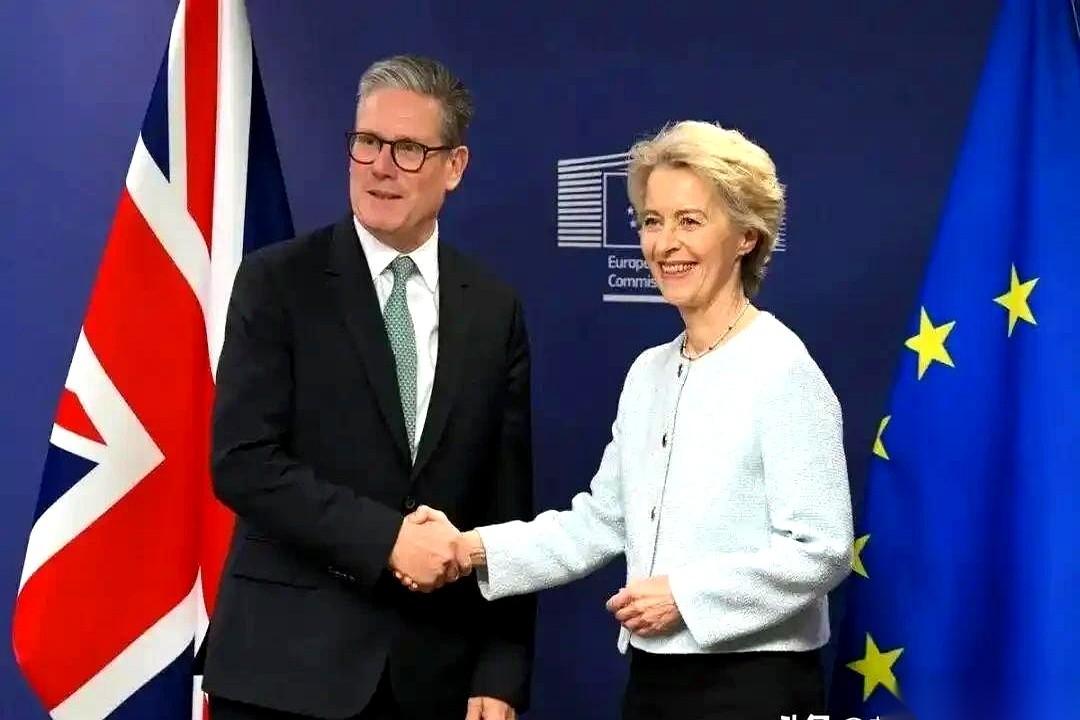 英国脱欧这出戏，最近演到了最打脸的一幕。十年前，他们昂着头，亲手摔了欧盟的门，
