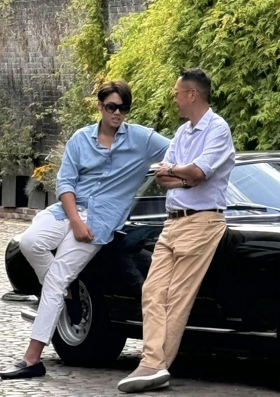 近日，有网友在英国偶遇李嘉欣的儿子，他与友人走在伦敦街头的画面。记得2024