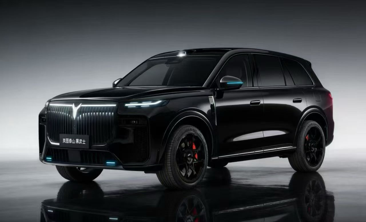 岚图泰山黑武士版的外观，是为数不多，我的理想型了，姿态完美、造型霸气，相当好看。